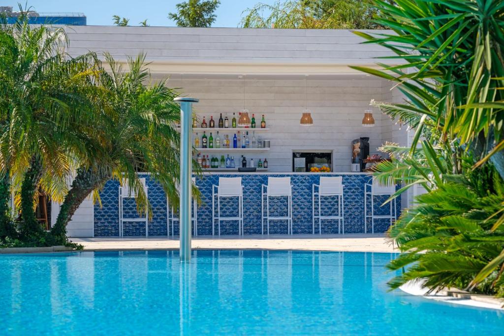 Coquetéis à Beira da Piscina Malibu Foz Hotel La Maison Younan Figueira da Foz