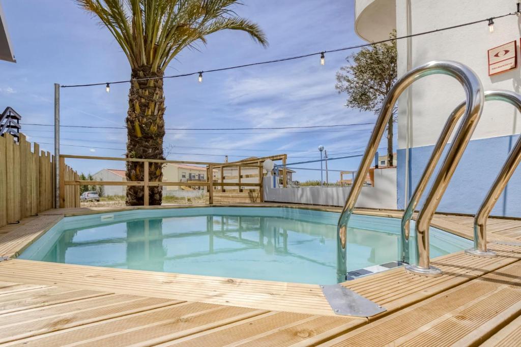 Piscina do Hotel Selina Peniche